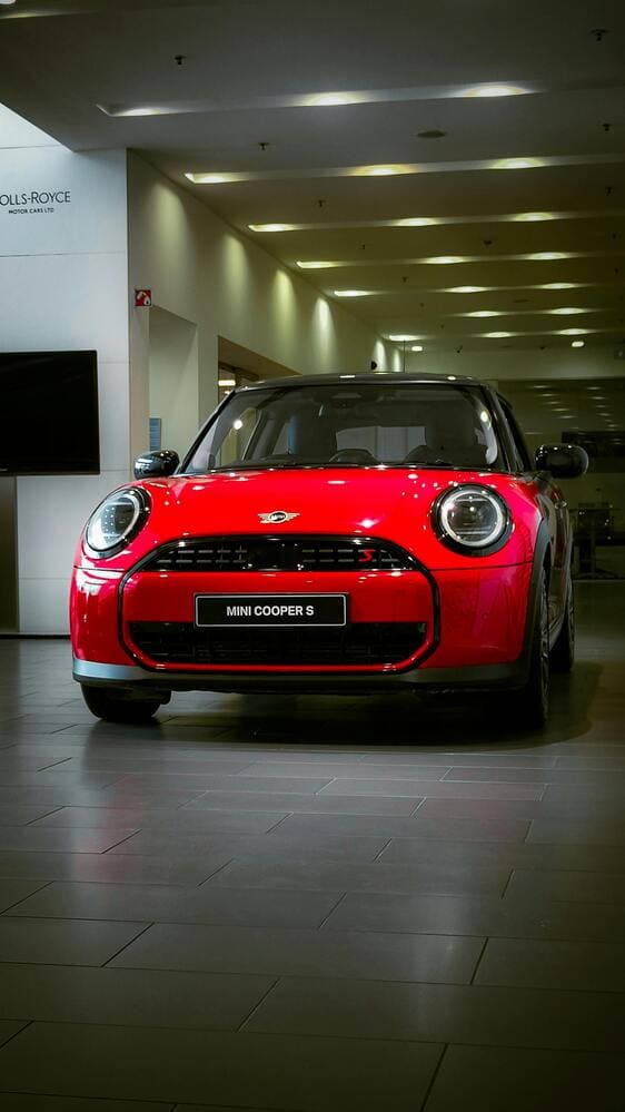 rood met zwarte mini cooper