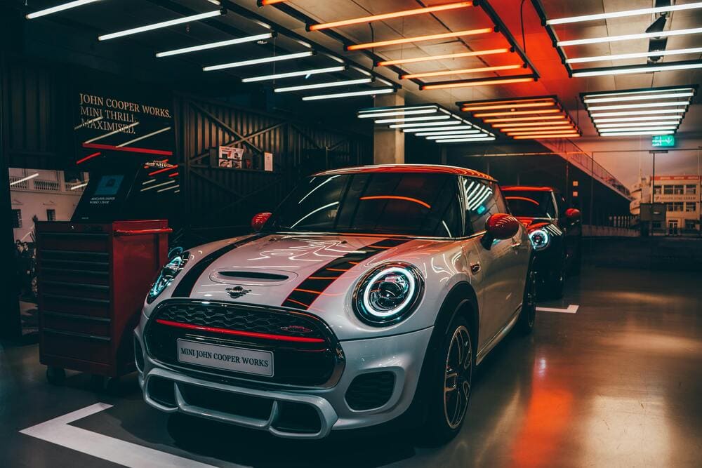 witte en rode mini cooper