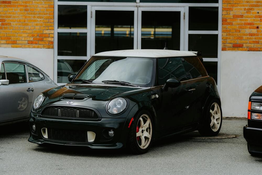 zwarte mini cooper met wit dak
